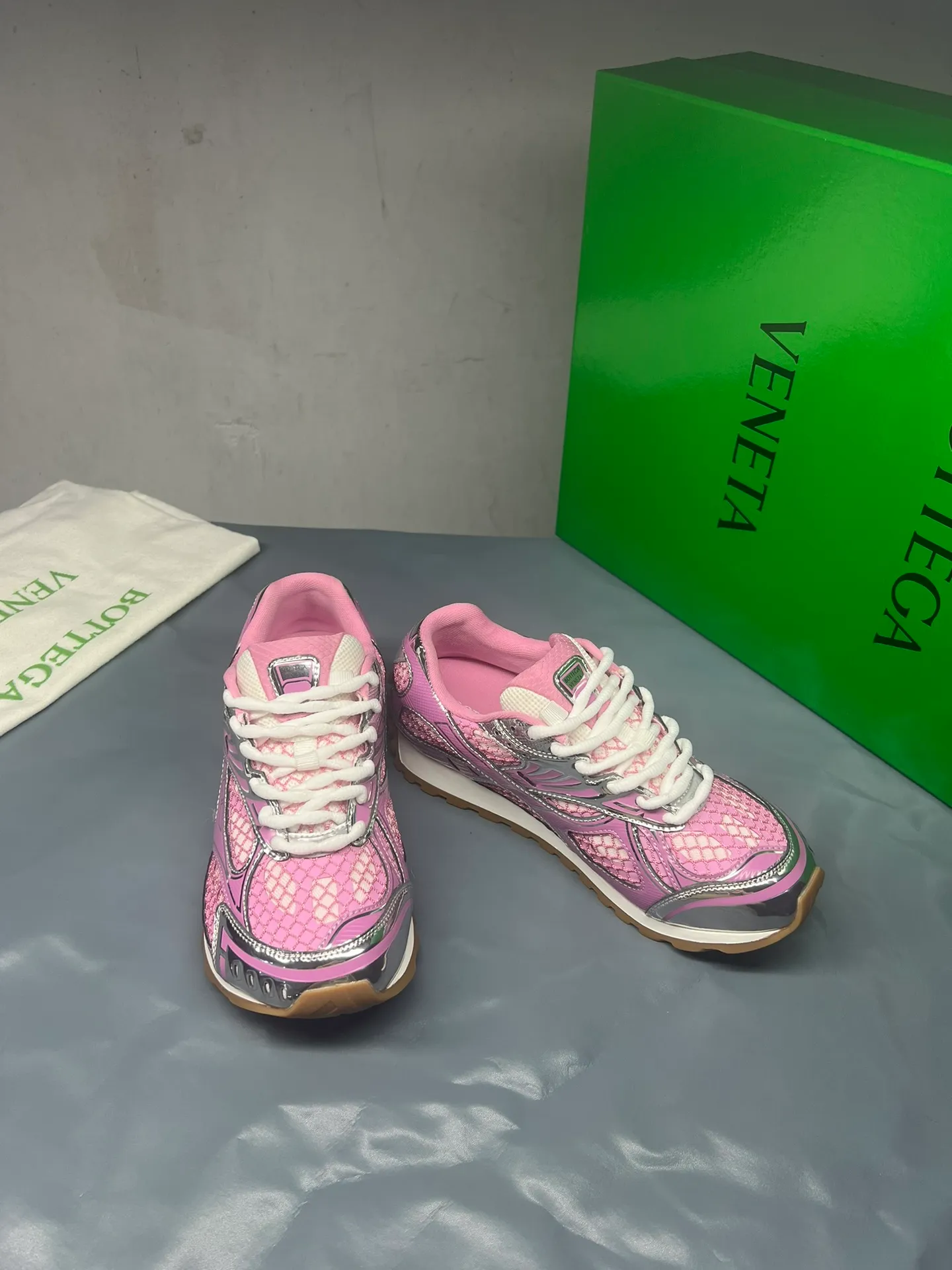 👟👟Ex-factory price 600👟👟 Men's size +10 Real photos 🔥🔥BV Orbit sneakers Wang Yibo's same style couple's dad shoes Runner sneakers, made of lightweight technical mesh fabric. Matched with geometric pattern designed rubber outsole, Wang Zha series high version. Look for the package technology. It is actually a lot taller, but the legs are still slim. Very nice, playable and durable. Matched to the standard💯 Package shoe technology. Look for the high version. The outsole is made of color-blocked TPU outsole. Women's model 35 36 37 38 39 40 41 42 (40 41 42 43 44 45 customized) (Customer logo can be accepted without refund or exchange at a favorable price) Equipped with original packaging
